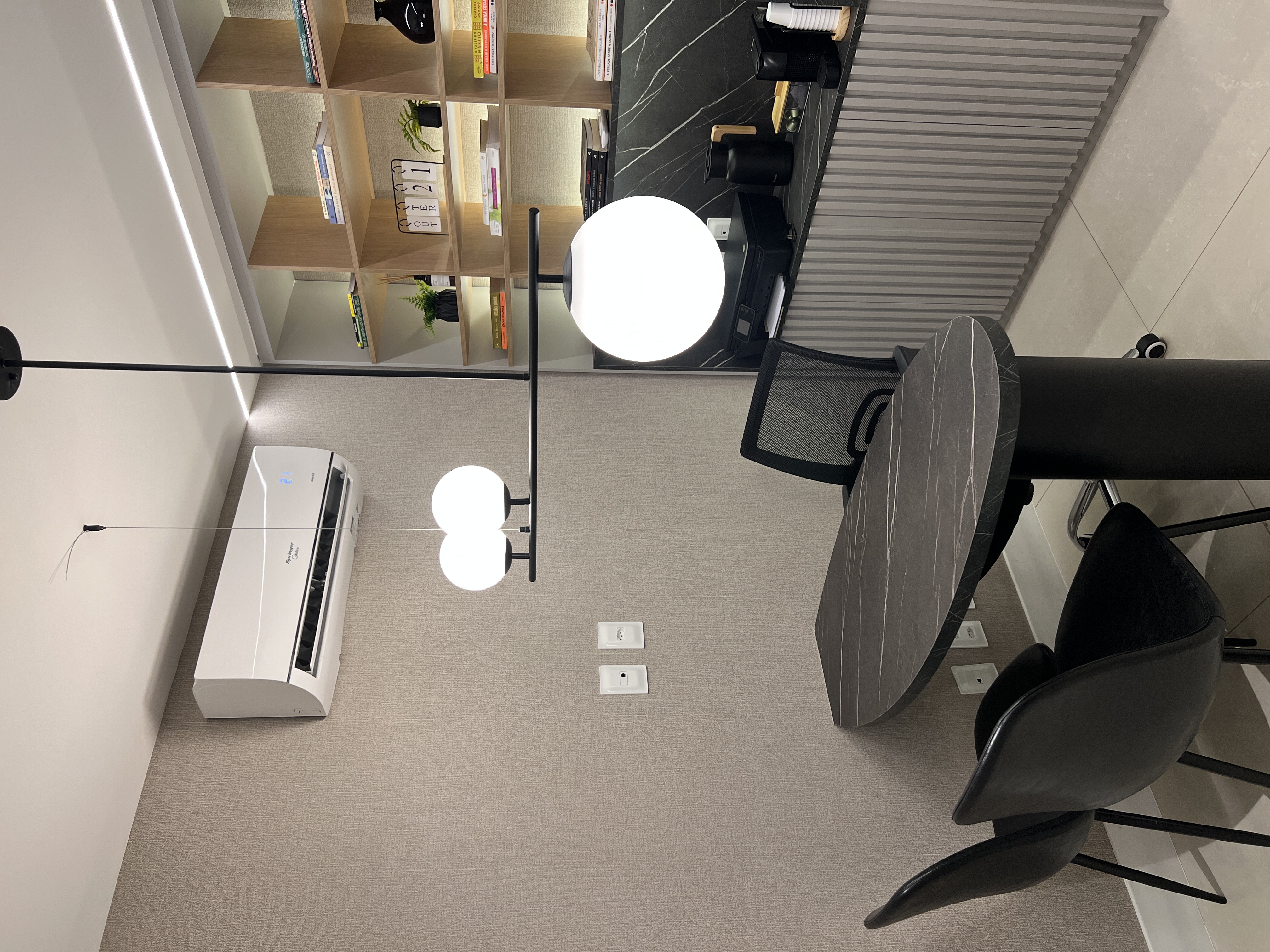 Consultório equipado com mesa e cadeiras