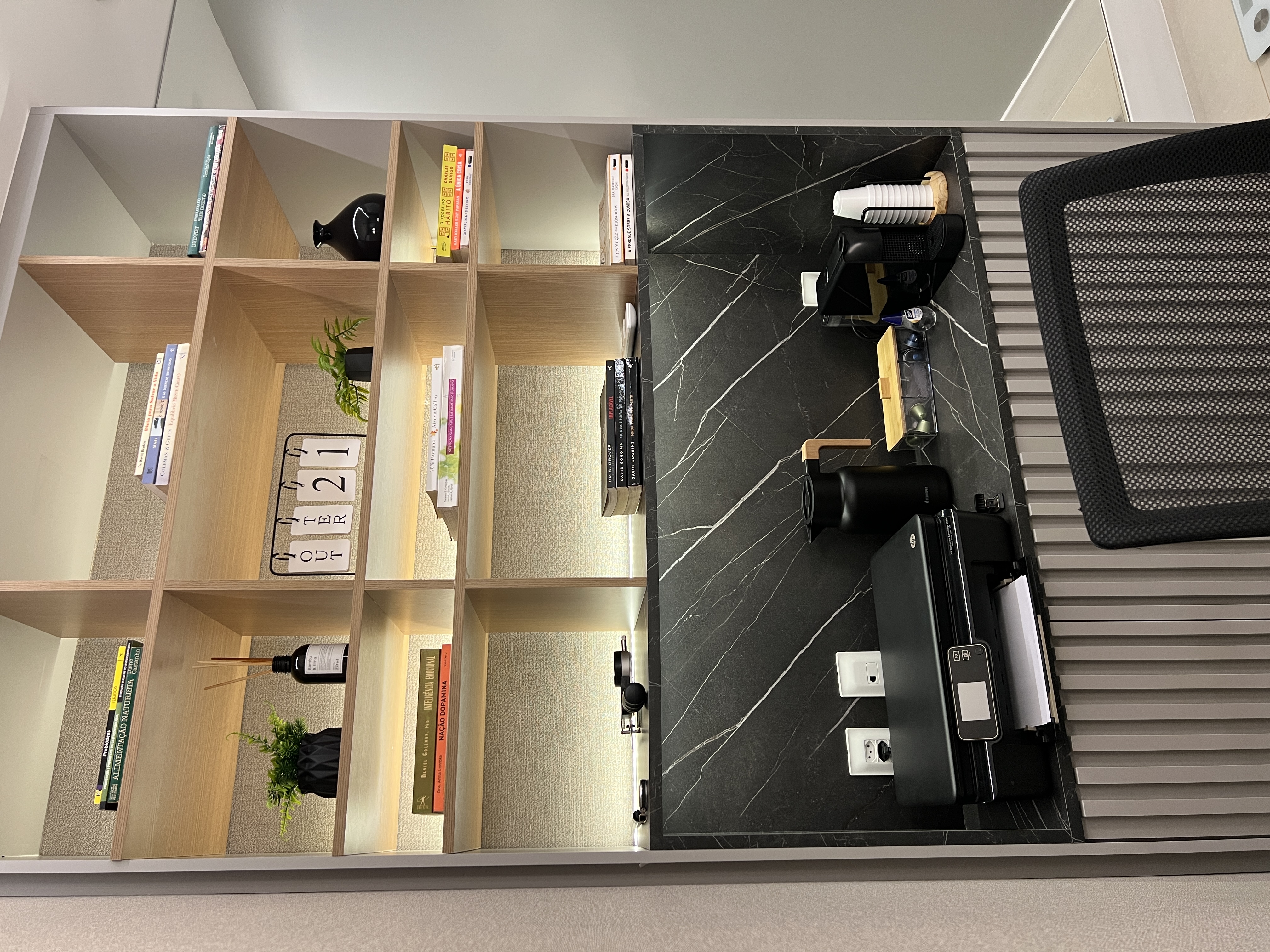 Estante com impressora e café inclusos