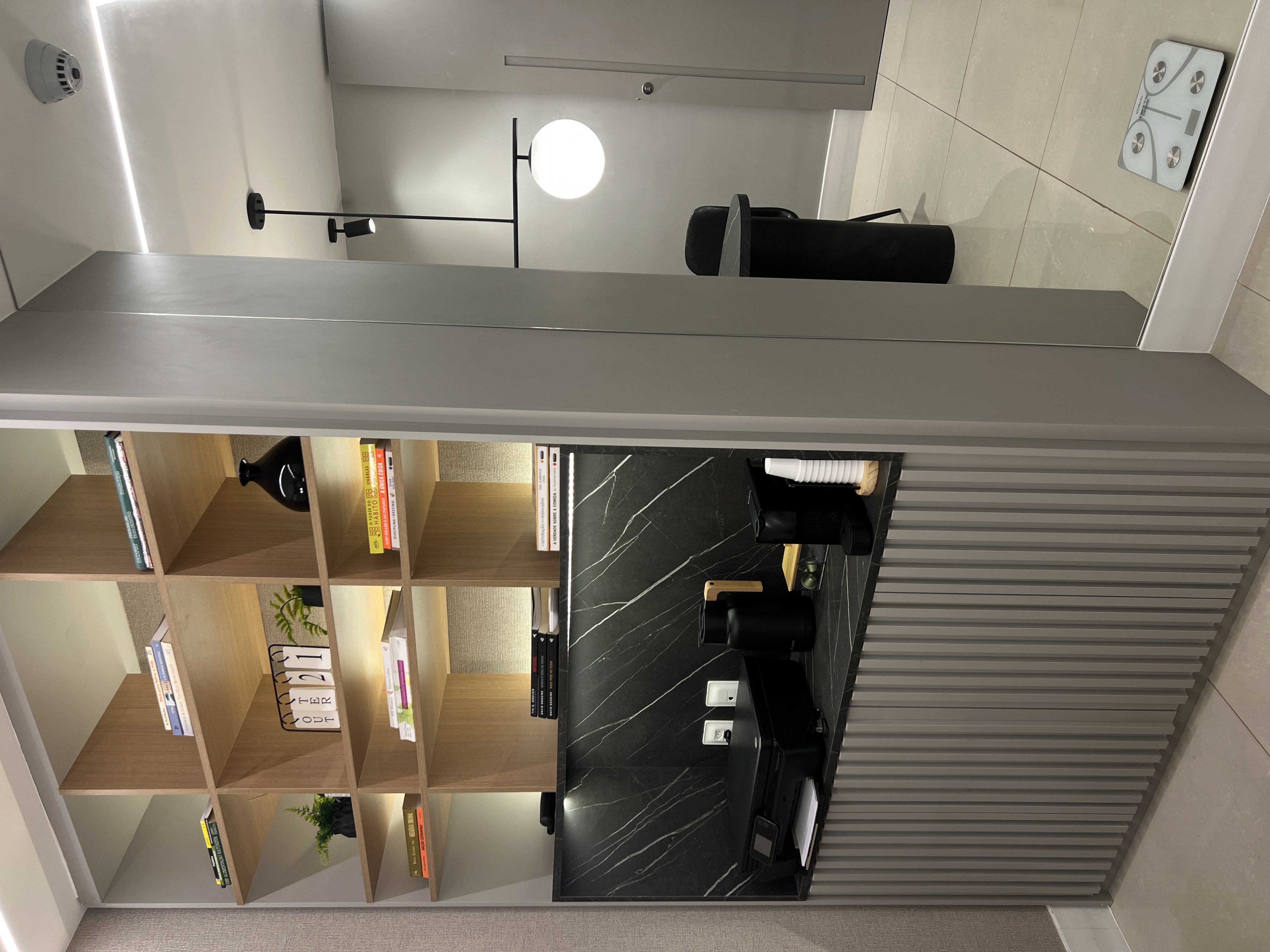 Consultório com estante e decoração