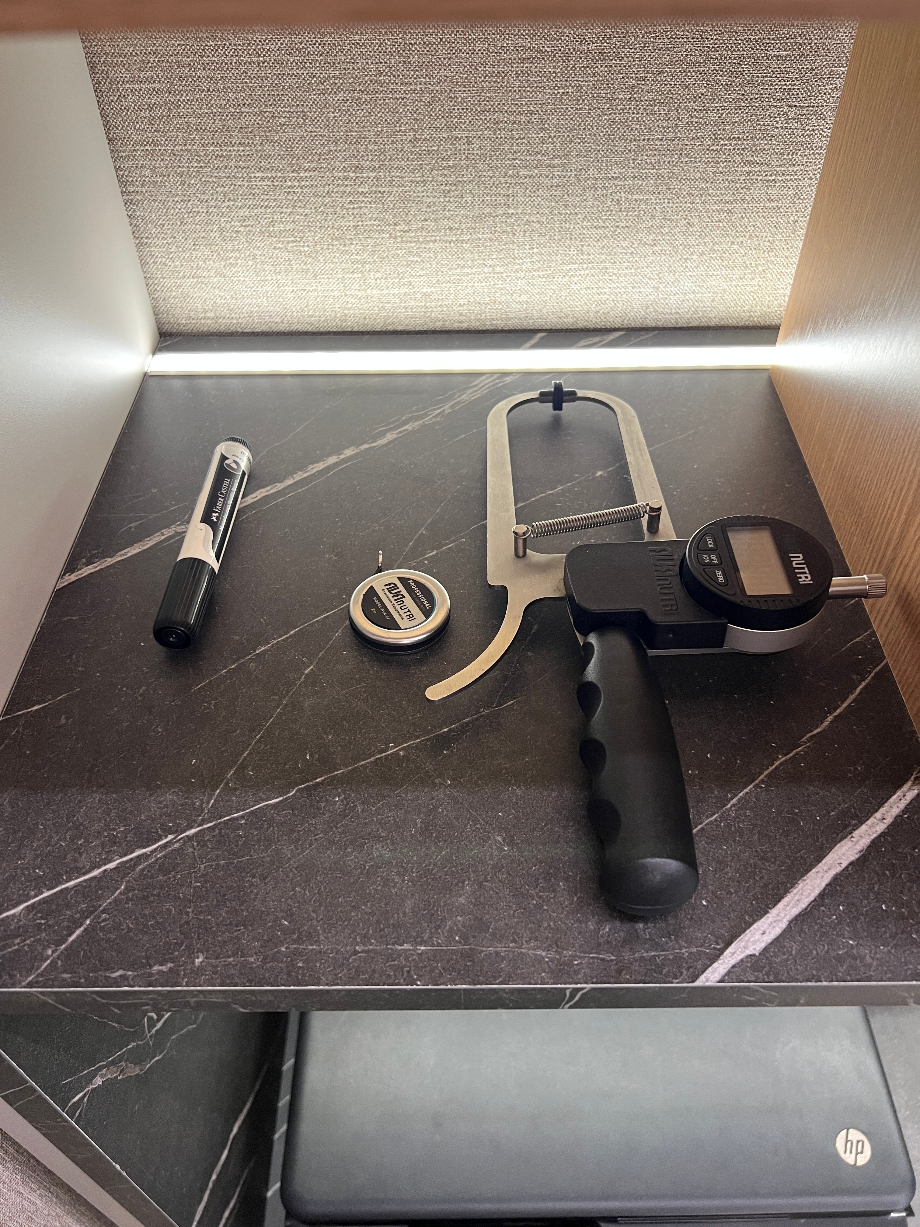 Equipamentos inclusos: adipômetro, fita métrica e balança com bioimpedância